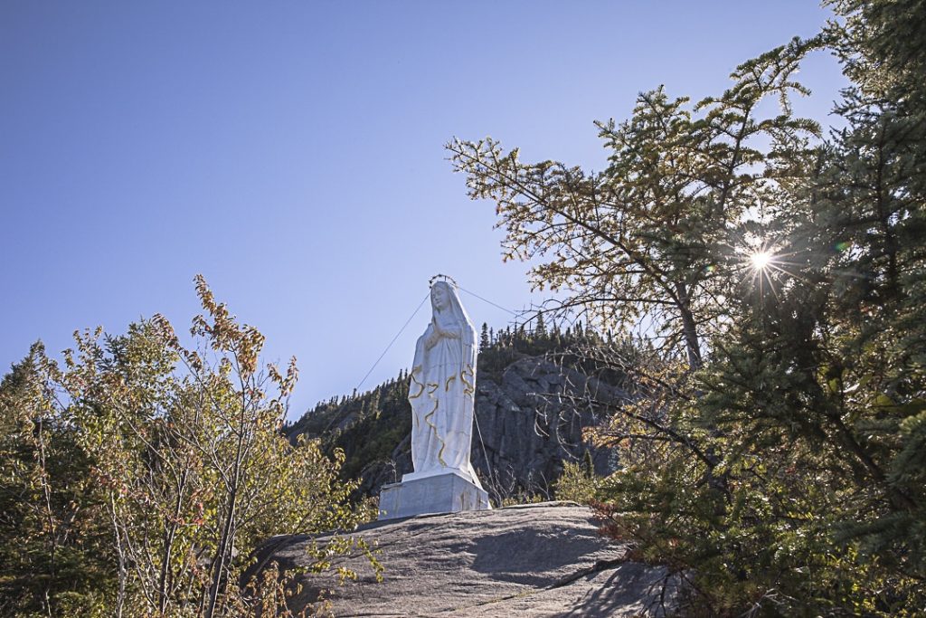 Notre Dame du Saguenay veille sur le fjord