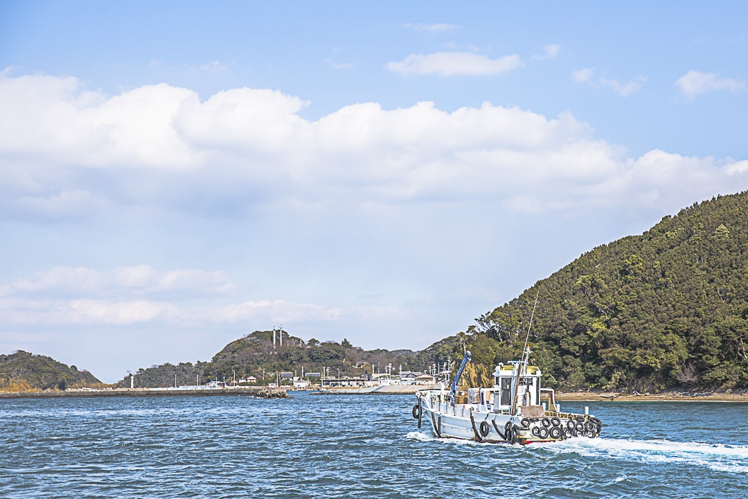 Bateau de pêche qui rentre au port de Toshijima