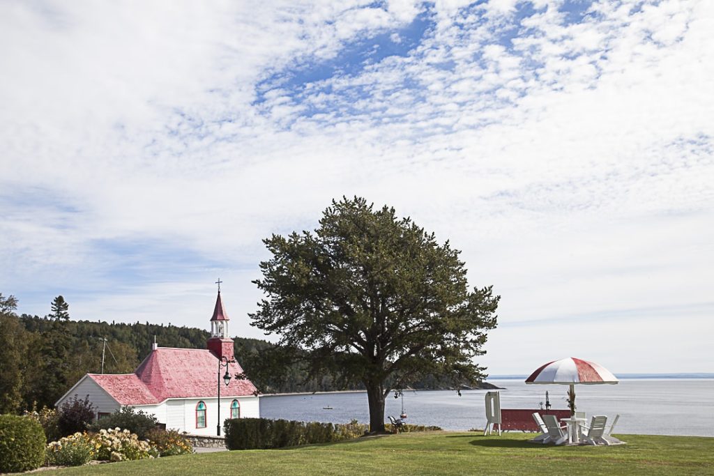 L'église de Tadoussac vue du jardin de l'hotel