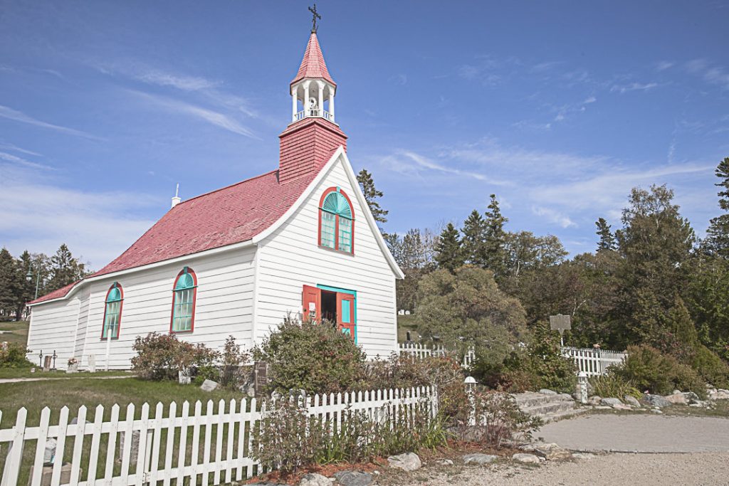 L'entrée de l'église de Tadoussac