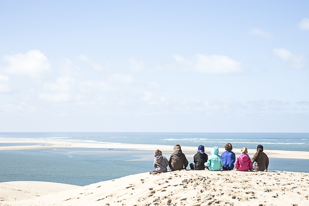 Vacances en famille au Cap Ferret - les enfants sur la dune