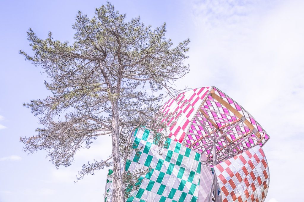 Fondation Louis Vuitton colorisée par Daniel Buren