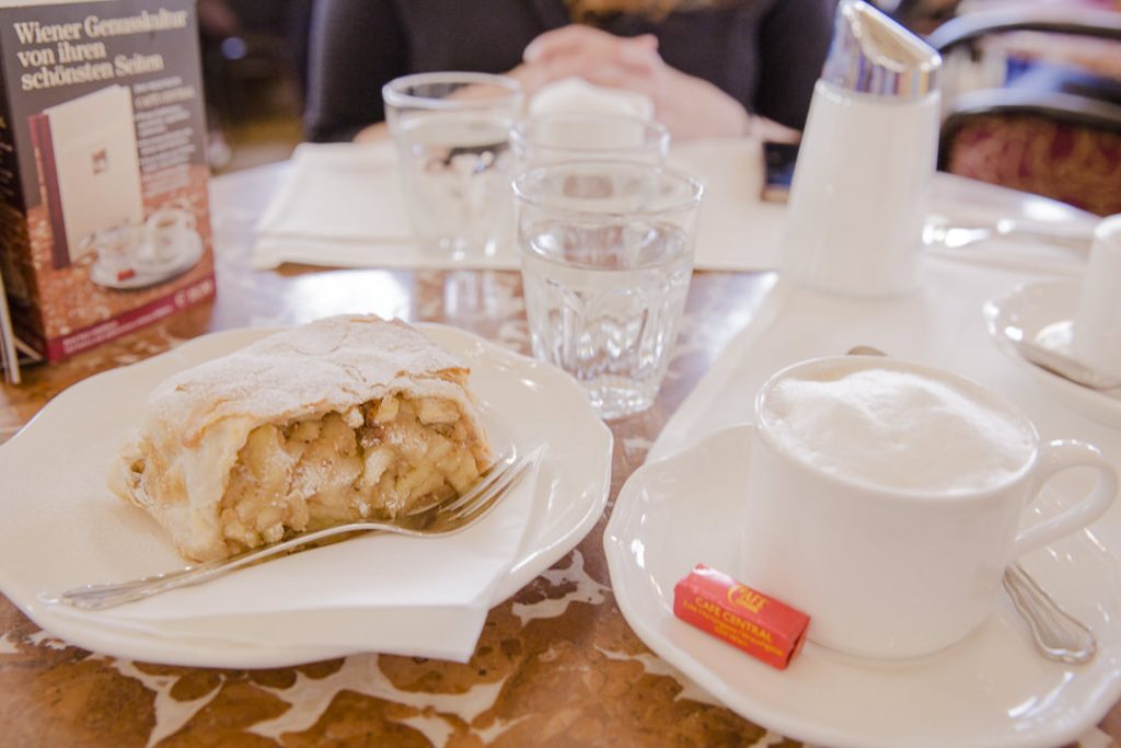 Apfelstrudel et café mélange au mythique café central de Vienne