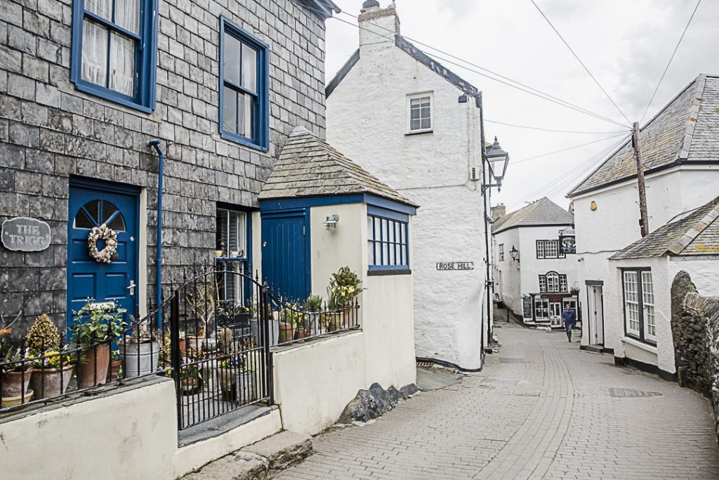 Rue tranquille d'un printempls à Port Isaac