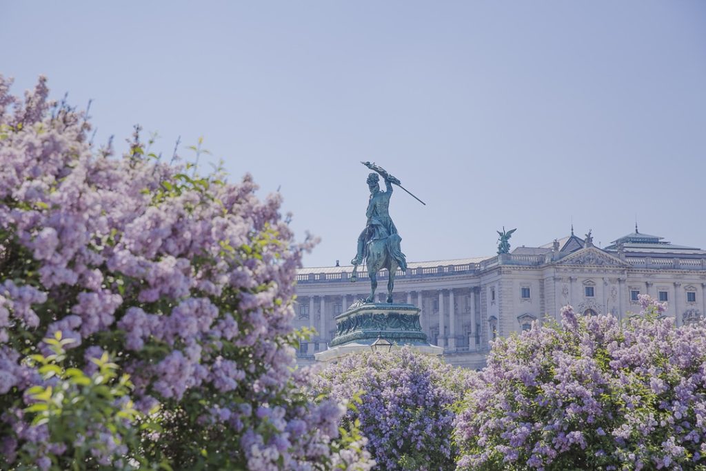 Les lilas sur le palais de Hofburg Vienne