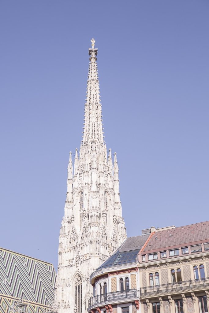 Vue sur la flèche de la cathédrale saint Etienne de Vienne
