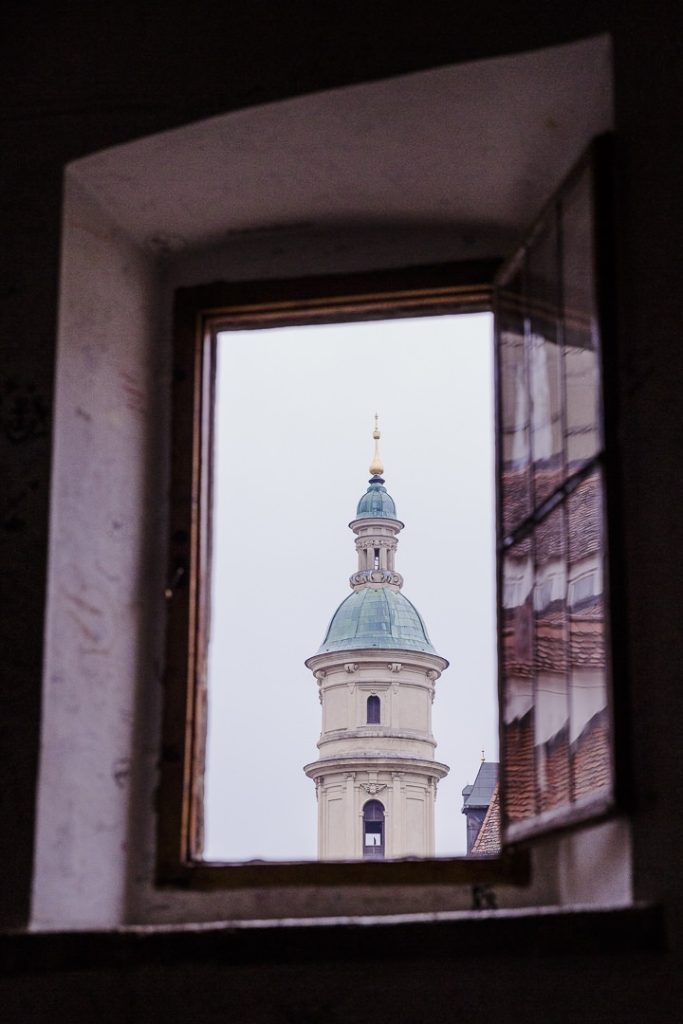 Vue sur la cathédrale de Graz depuis escalier hélicoïdal double du chateau de Graz