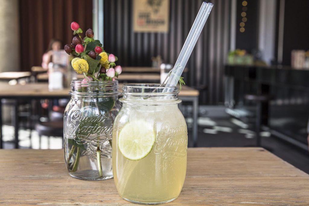 Boire une limonade au club Waranga