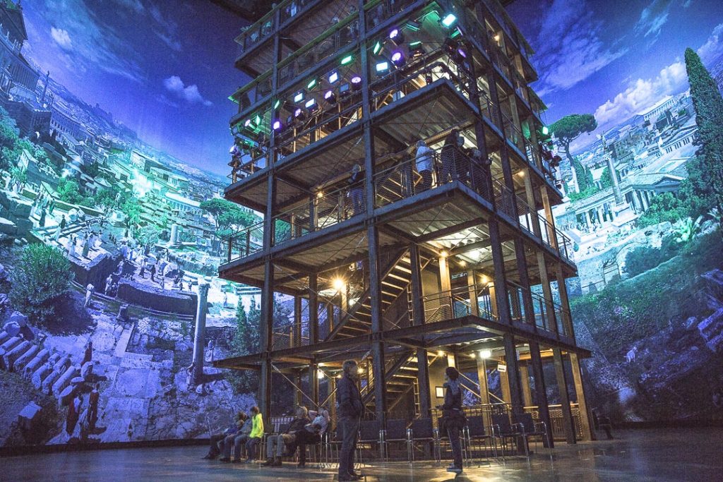 Au centre du gazomètre, une tour permet de voir tous les détails de la toile du panorama de Pforzheim haute de plus de 15m.