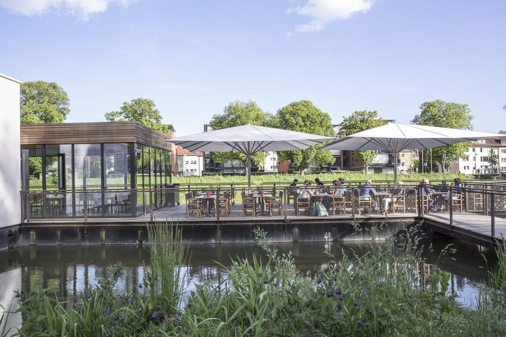 Le bootshaus avec son agréable terrasse ouverte sur le Danube, un incontournable