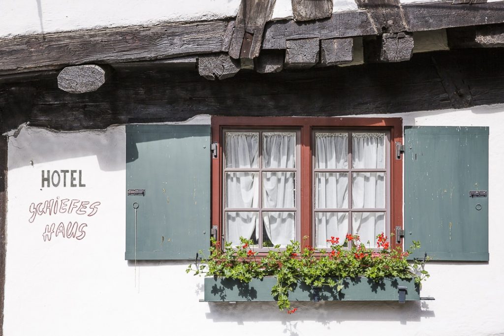 Fenêtre fleurie de la schiefes haus - Ulm, Allemagne