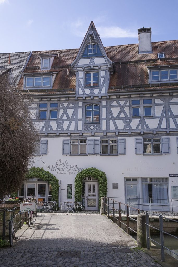 Maison à pans de bois à côté de la maison penchée