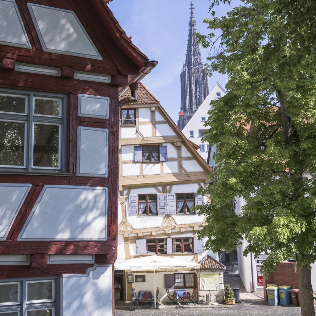 Petite place aux maisons penchées située le long des remparts sur les bords du Danube - Ulm, Allemagne