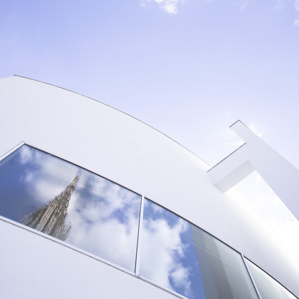 Reflet de la flèche de la cathédrale dans la maison de la ville - Ulm, Allemagne
