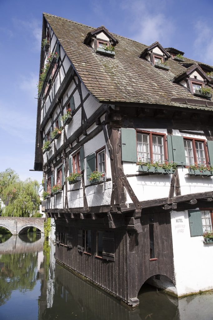 L'hotel penché à Ulm en Allemagne