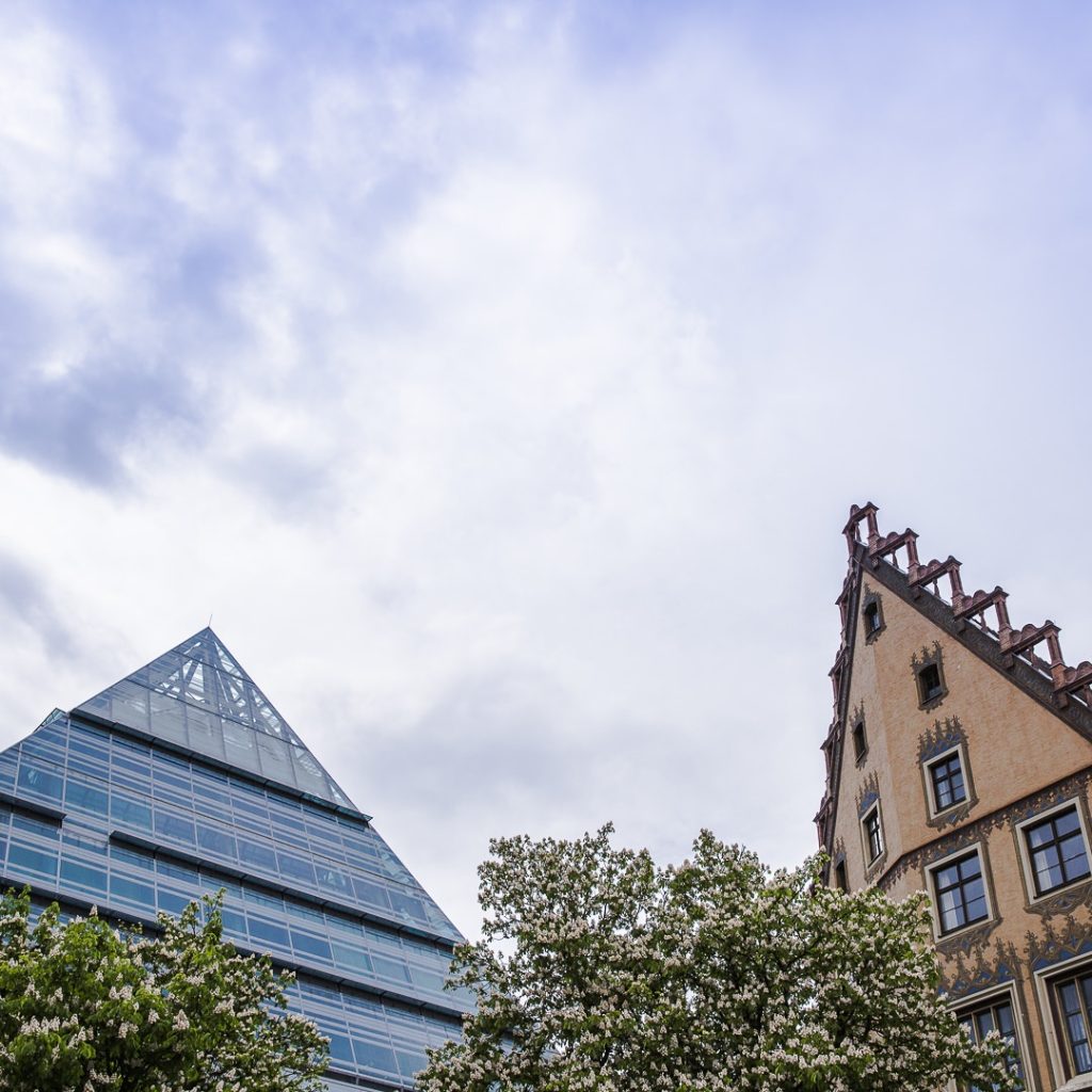La bibliothèque pyramide de Ulm et l''hotel de ville voisin