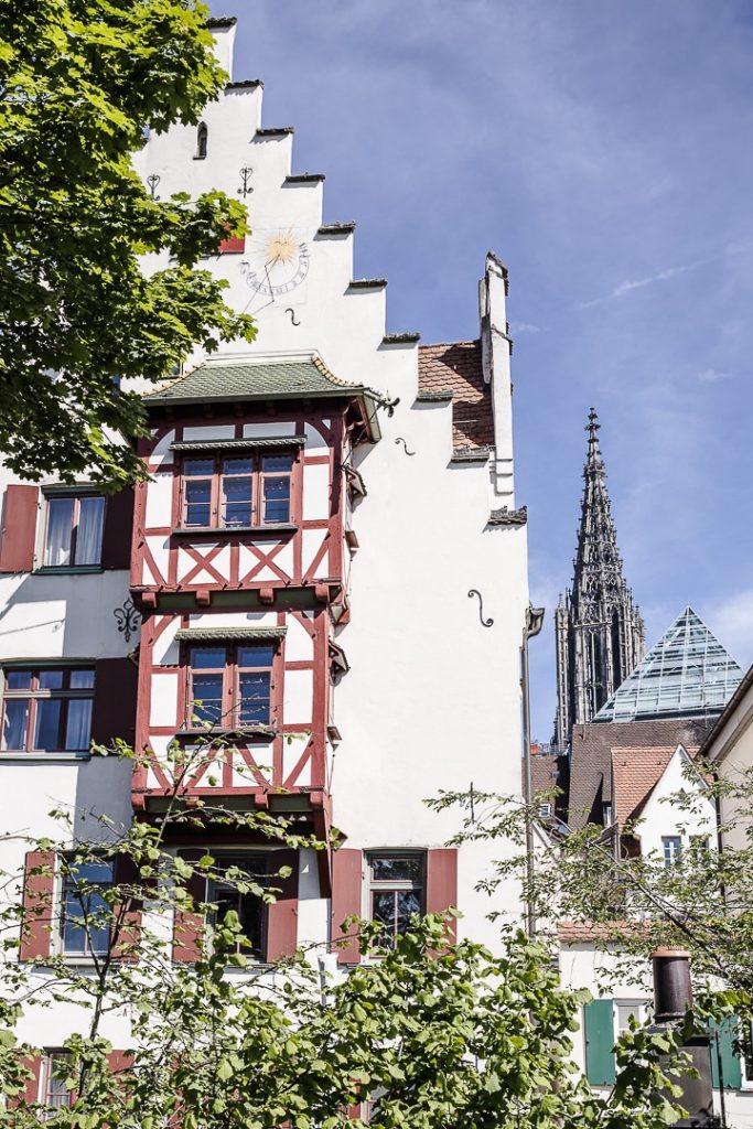 Maison sur les remparts de Ulm avec derrière la flèche de la cathédrale et la bibliothèque en forme de pyramide