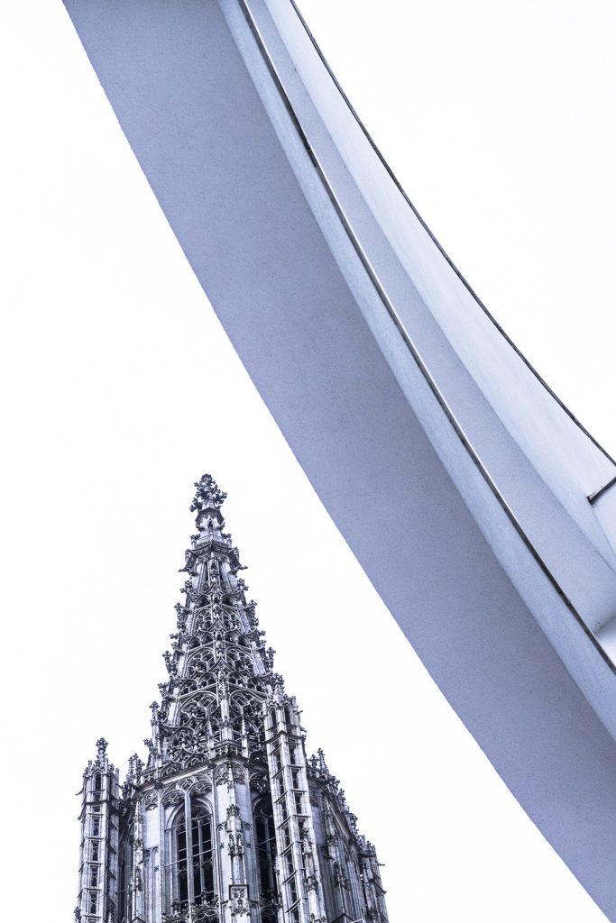 Vue sur la flèche de l'église de Ulm depuis le parvis - Allemagne