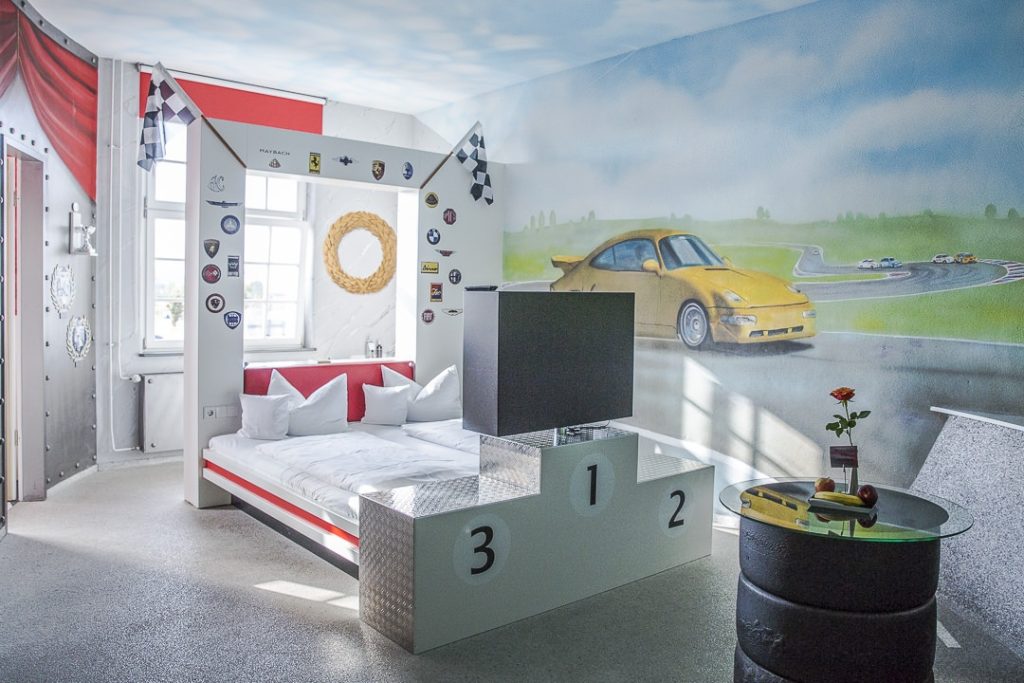 La chambre Formule 1 de l'hotel V8 à stuttgart en Allemagne