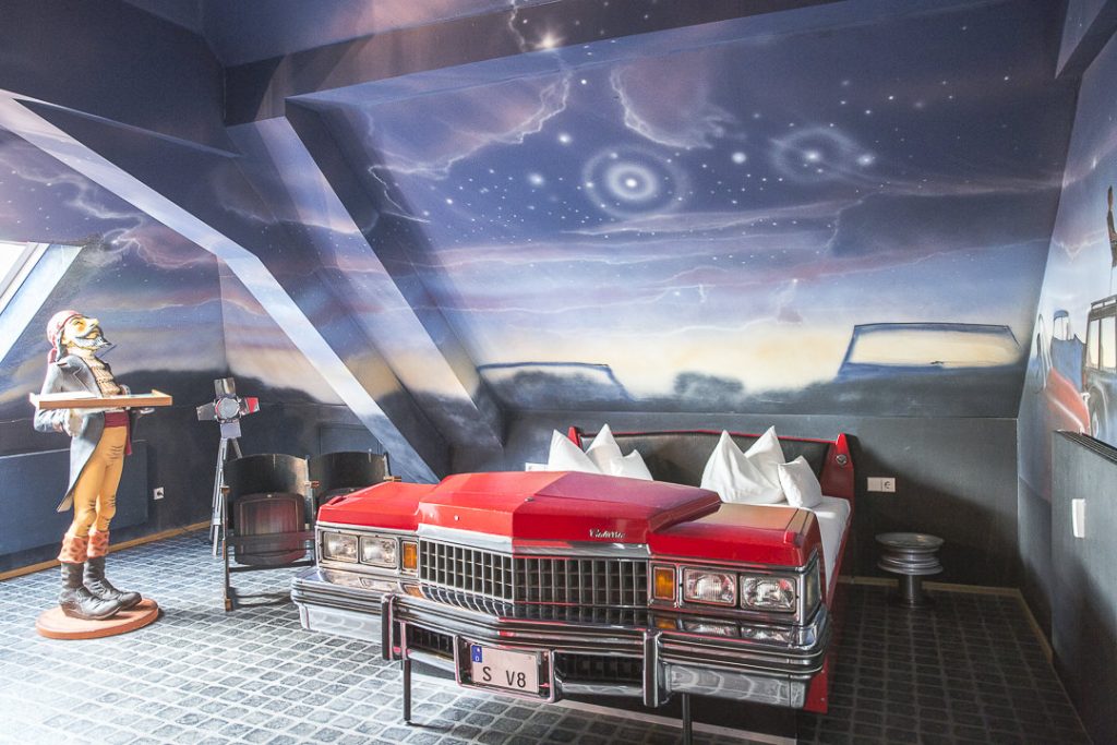 La chambre Cadillac de l'hotel V8
