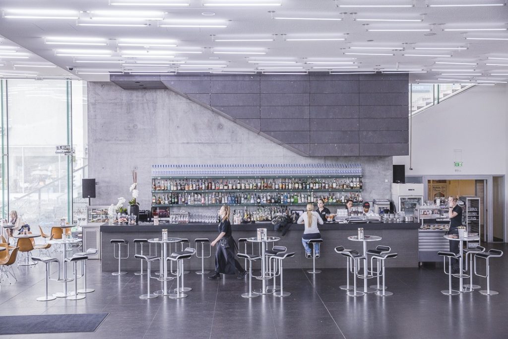 Le bar au rez de chaussée du Kunstmuseum en plein coeur de Stuttgart - Allemagne