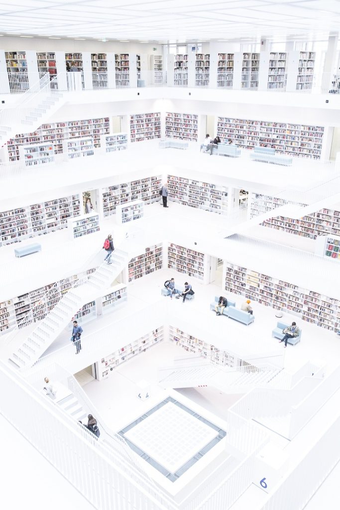 Vue en diagonale de l'intérieur de la bibliothèque municipale de Stuttgart