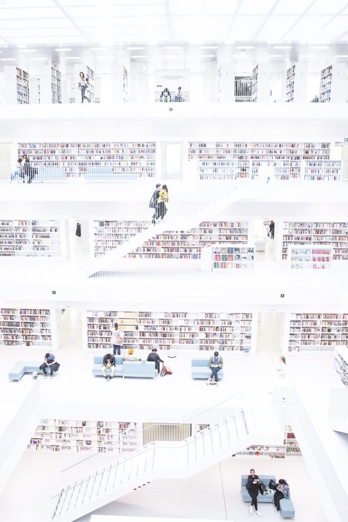 Autre vue intérieure de la bibliothèque de Stuttgart
