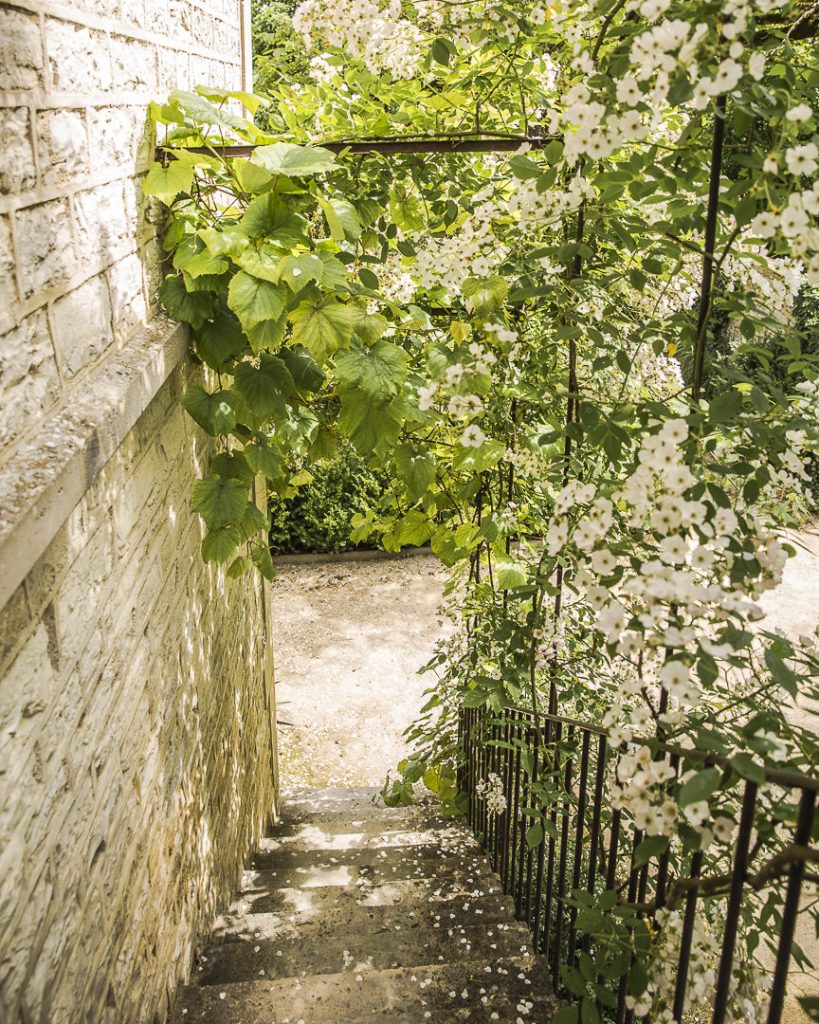 Escalier de l'atelier de Pierre-Auguste Renoir vu de l'intérieur