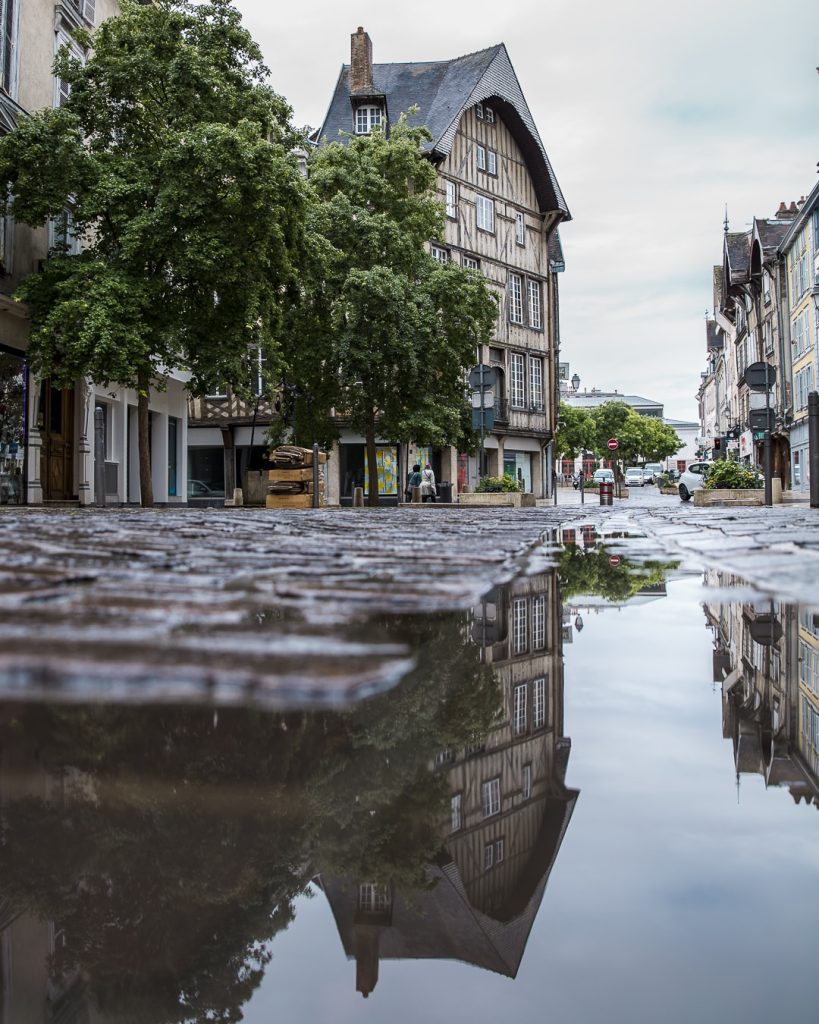 Reflets sur les pavés de Troyes