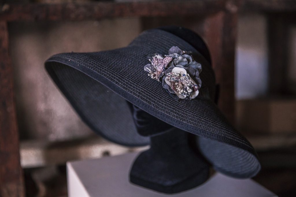 Détail des fabrications sur chapeau moulin de la fleuristerie
