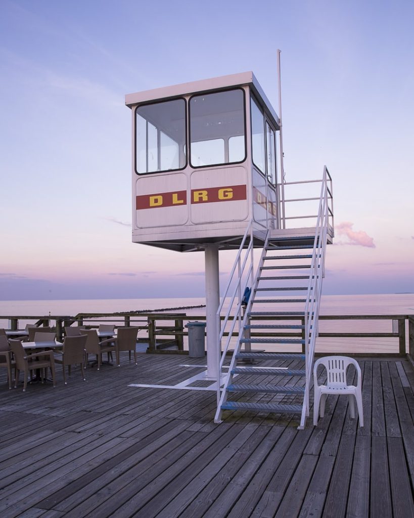 ruegen-mer-baltique-allemagne-cabine-de-surveillant-de-baignade-oostbad-sellin