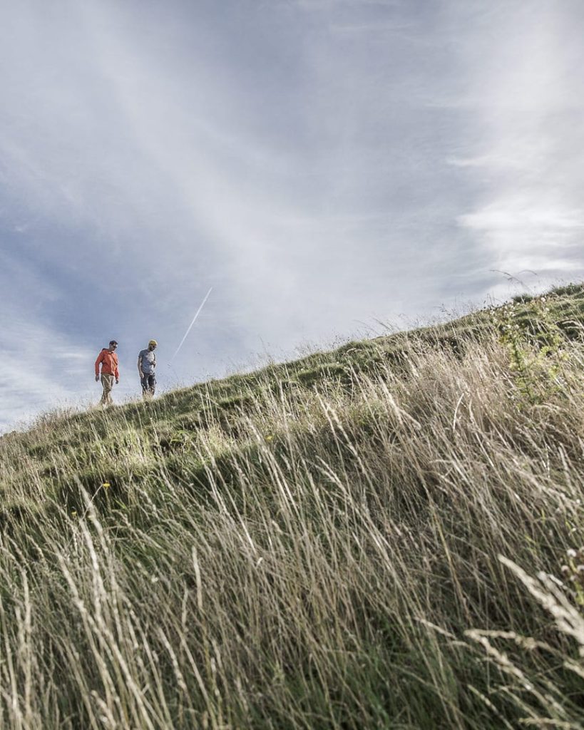 2 marcheurs dans Holyrood Park à Edimbourg - Ecosse