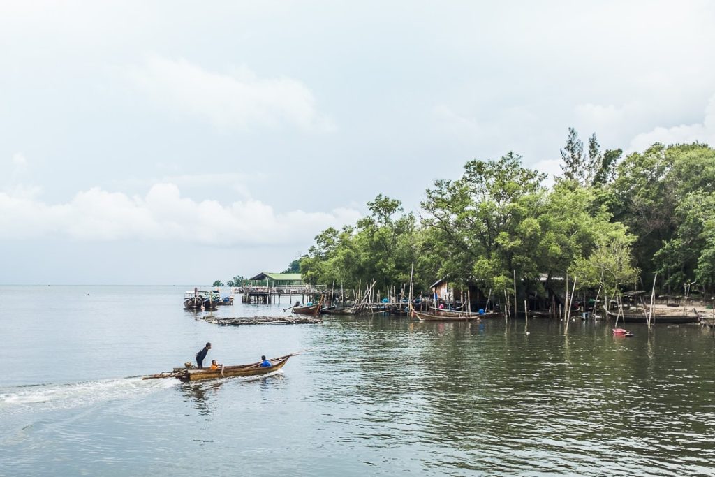 Retour de pêche à Tha Len pier, Krabi - Thailande