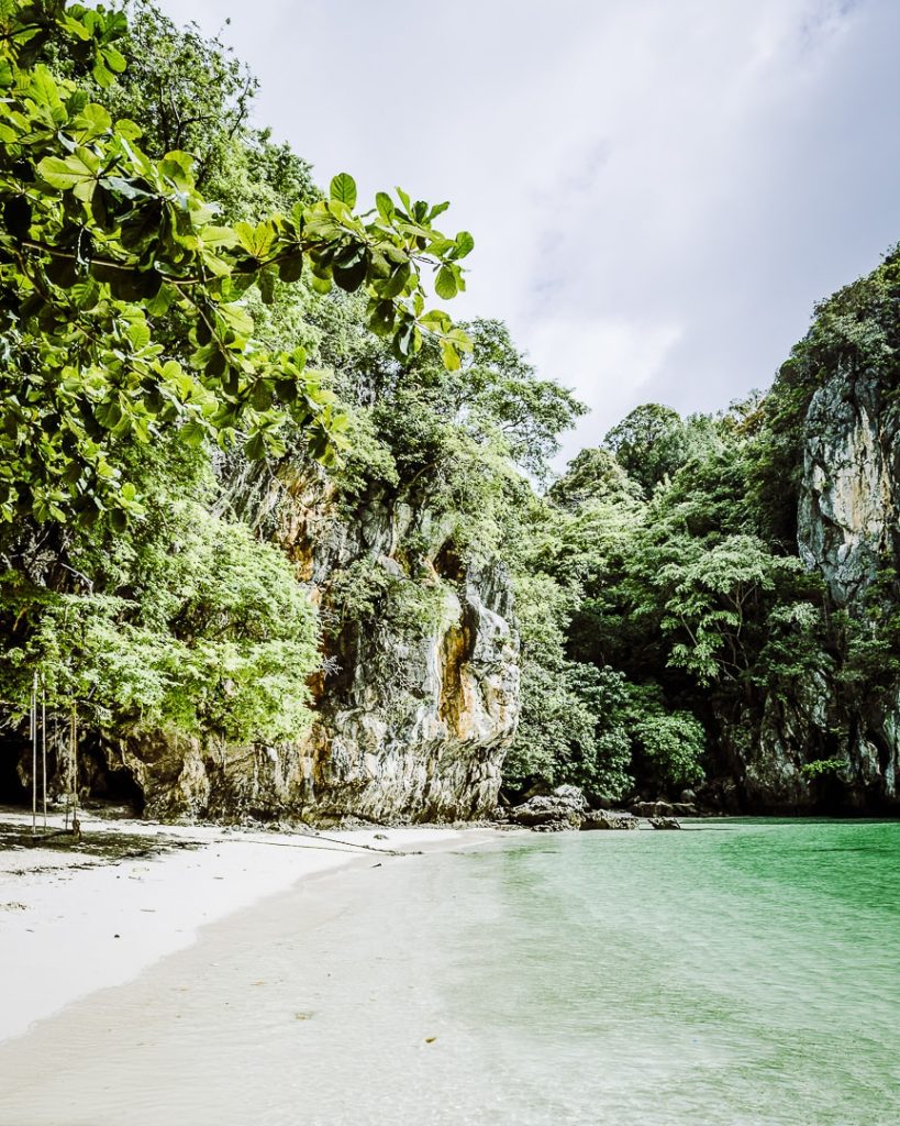 L'eau translucide de l'ile de Koh Lao La Ding, ile de la baie de Phang Nga - Thailande
