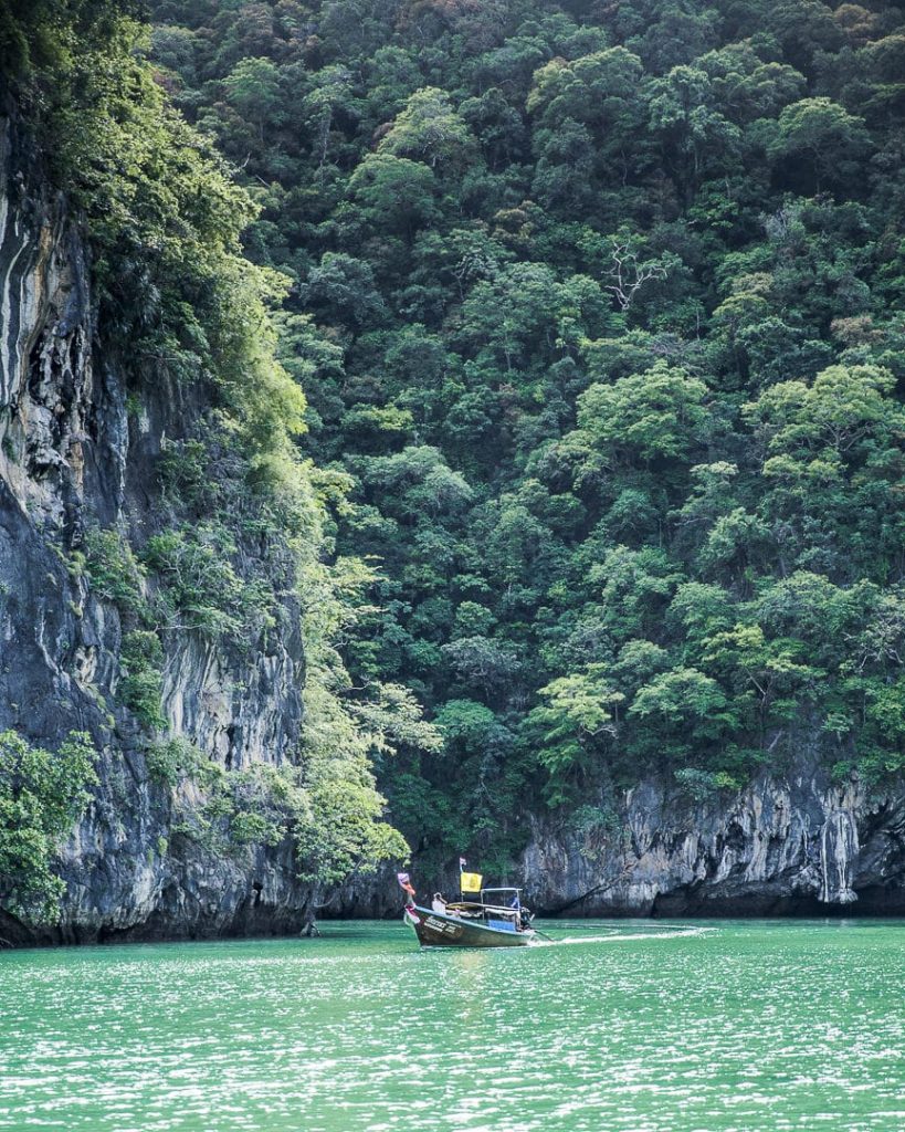 Long tail boat dans la baie de Phang Nga, Thailande