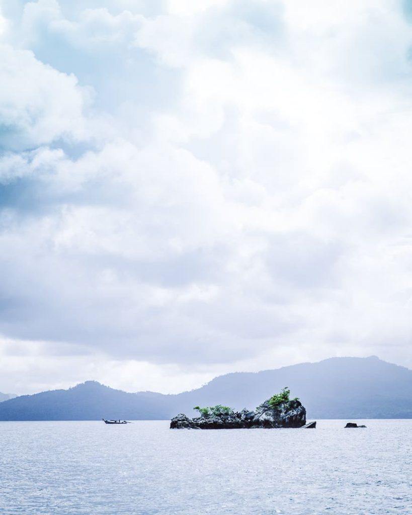 Mini rocher karstique de la baie de Phang Nga, Thailande