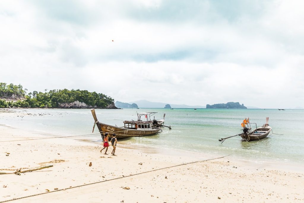 Les enfants de Pasai beach sur Koh Yao Noi