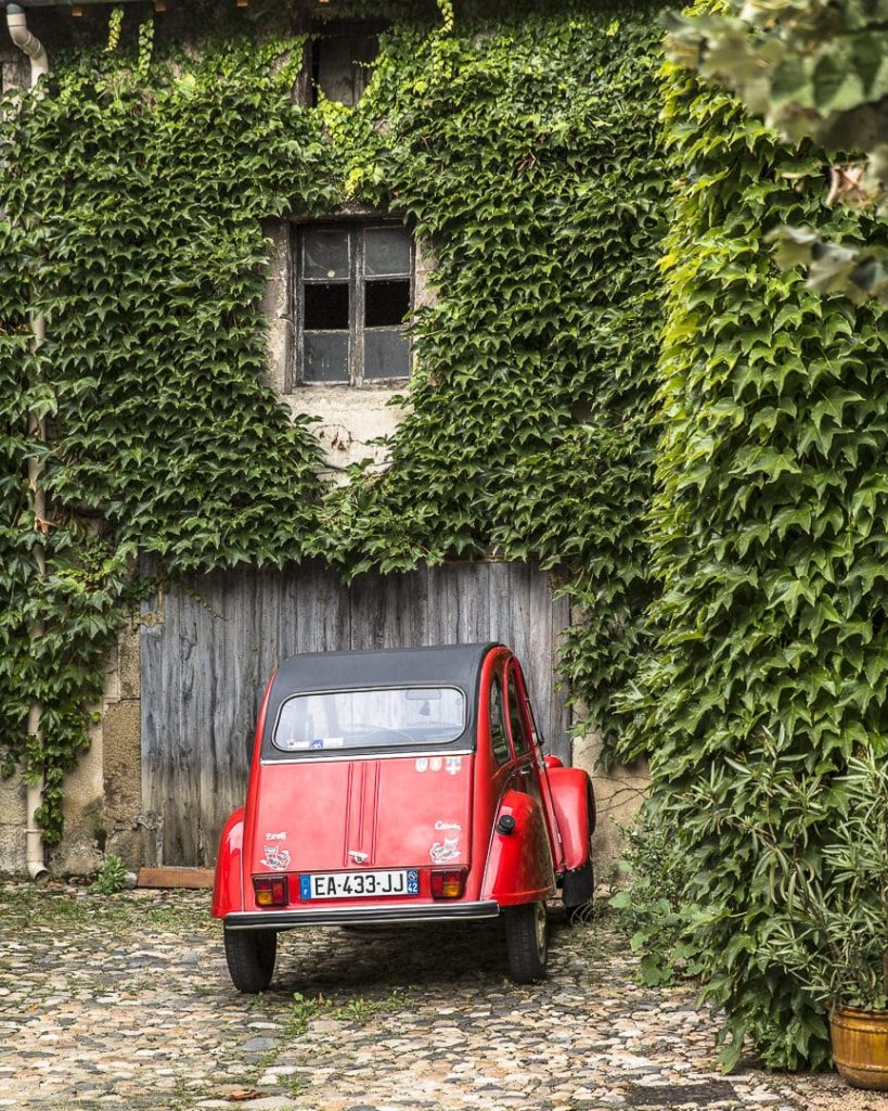 2 cv dans le village de Champdieu - Loire, France