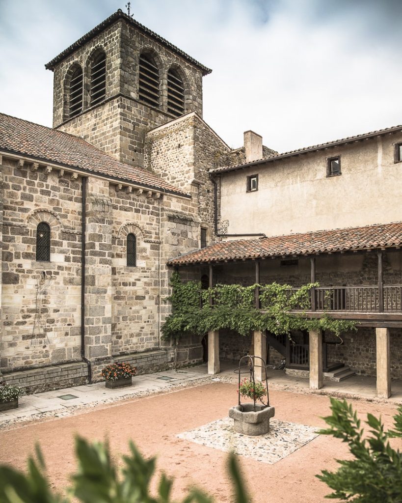Cloitre du prieuré de l'ensemble monastique de Champdieu