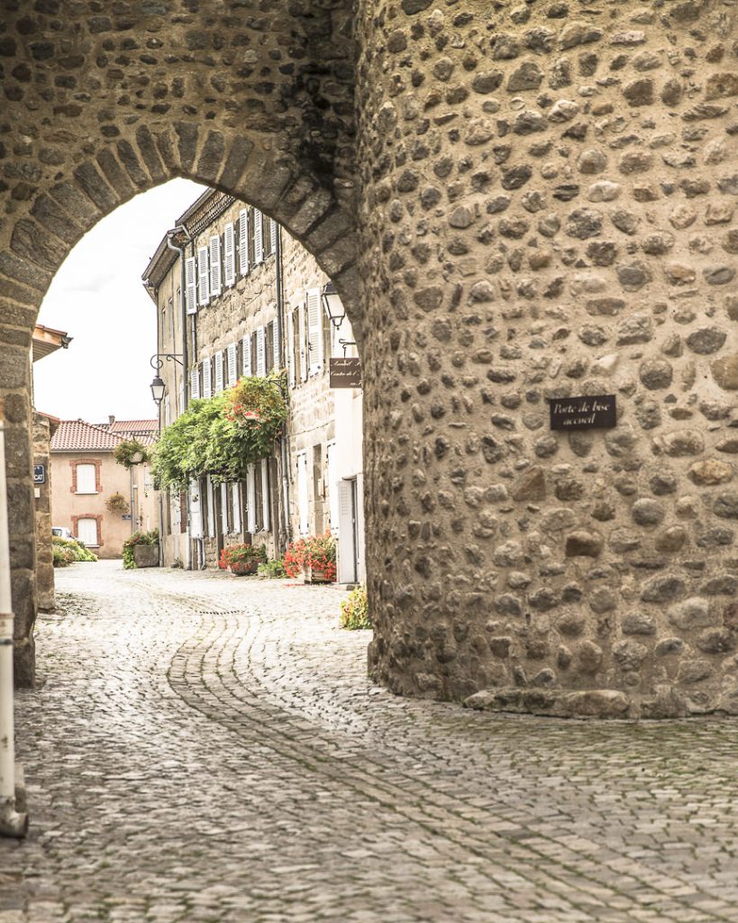 Porte médiévale, entrée de Champdieu - Loire, France