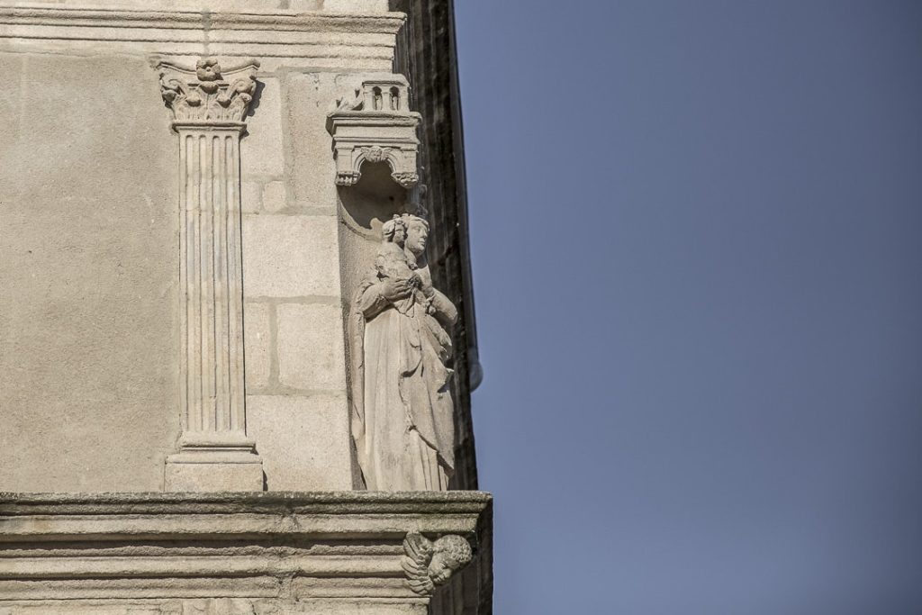 Week-end-dans-la-Loire-Sur-une-facade-de-Saint-Marcellin-en-Forez