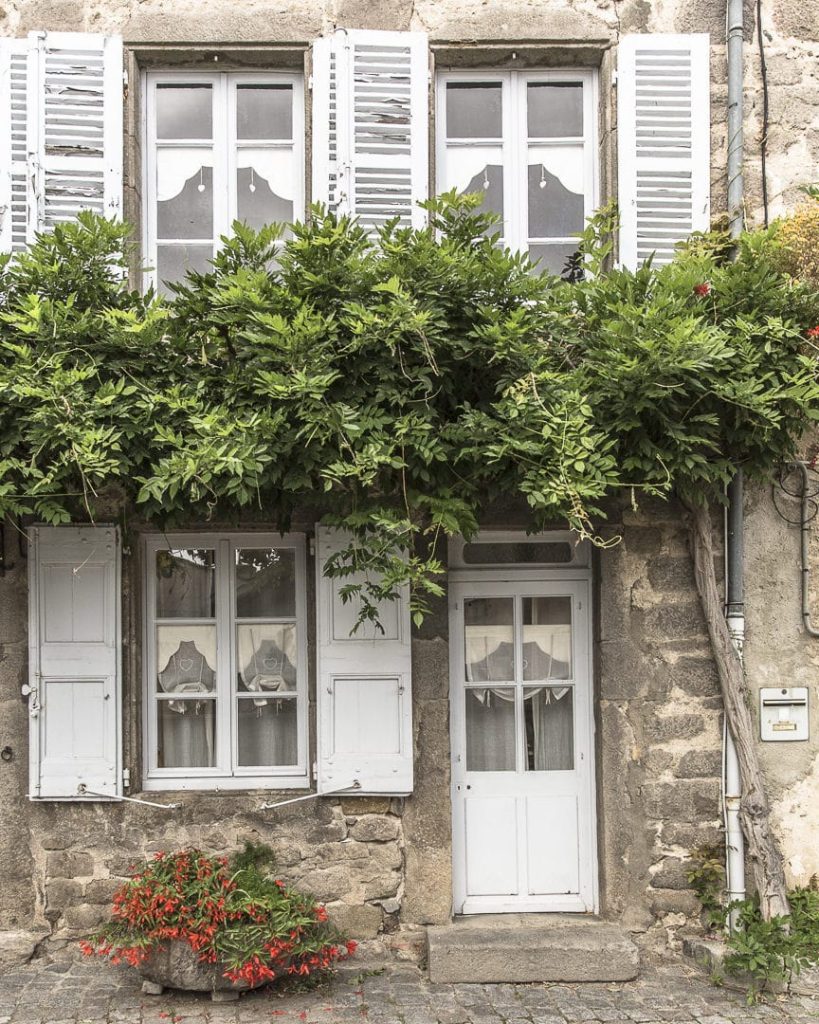 La façade de l'atelier d'Antoinette à Champdieu - Loire, France