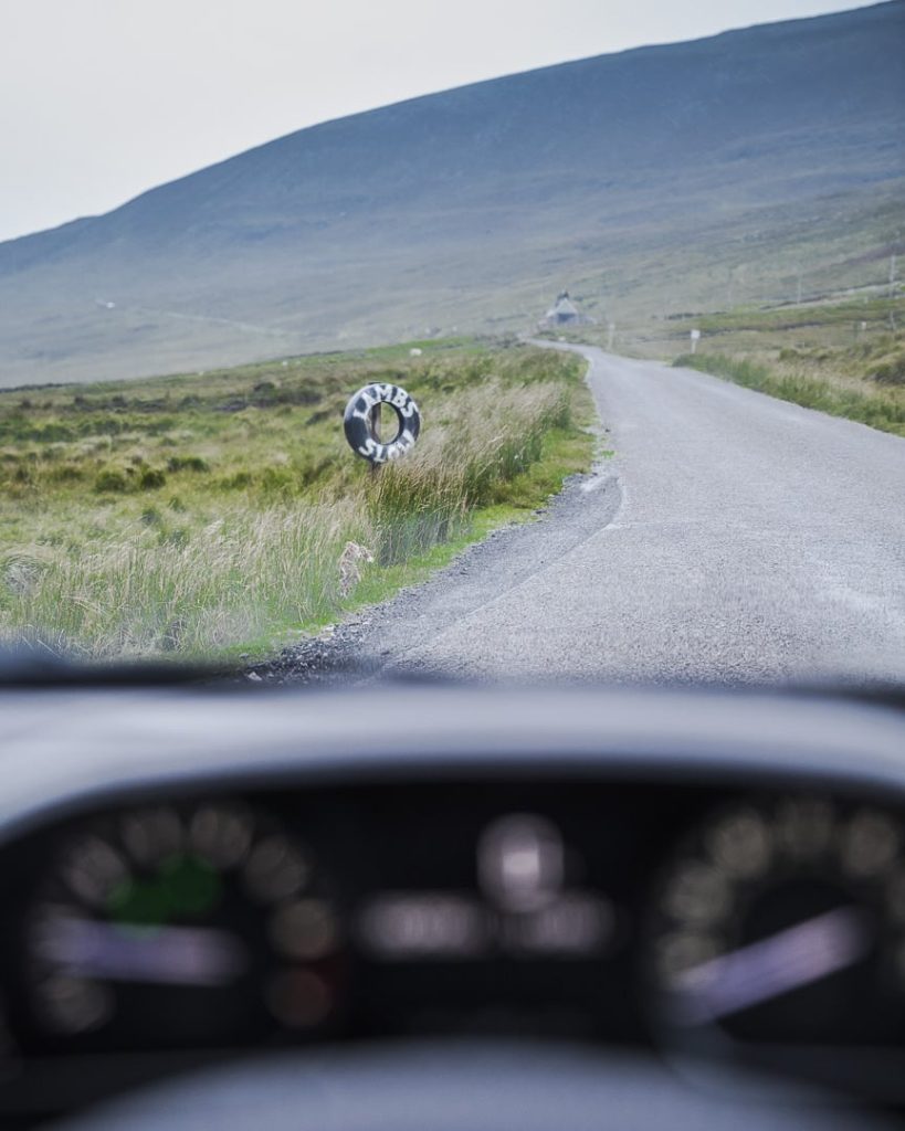 Attention Lams crossing - North Coast 500 Ecosse