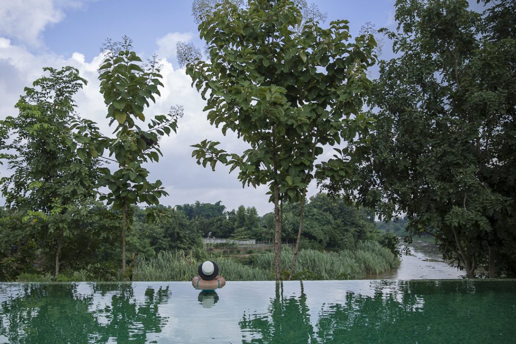 Hotel Marndadee et sa piscine à débordement - Situé à une quinzaine de kilomètres de Chiang Mai en Thailande