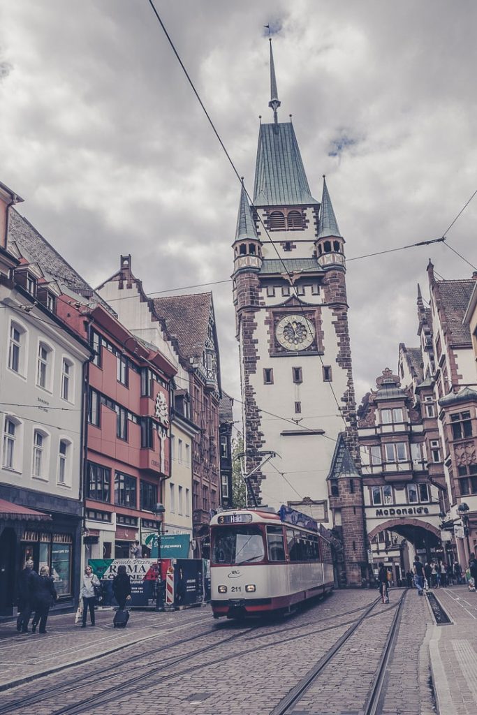 Fribourg, ville verte. Le centre ville est piétonnier et le meilleur moyen de se déplacer sont les transports en commun ou le vélo