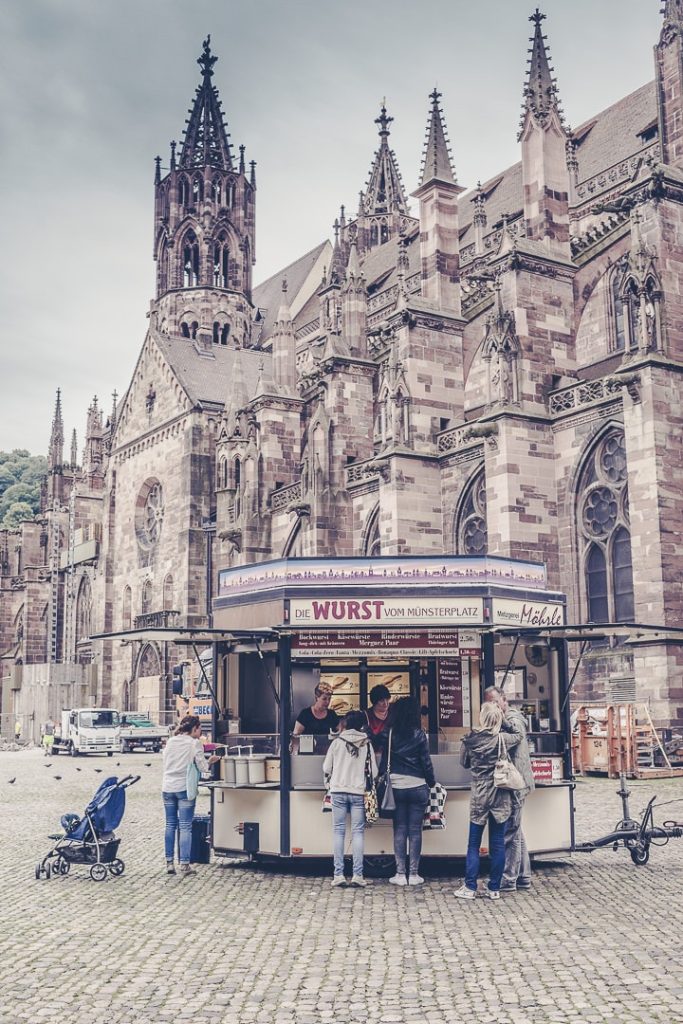 Une pause currywurst devant la cathédrale de Fribourg ?