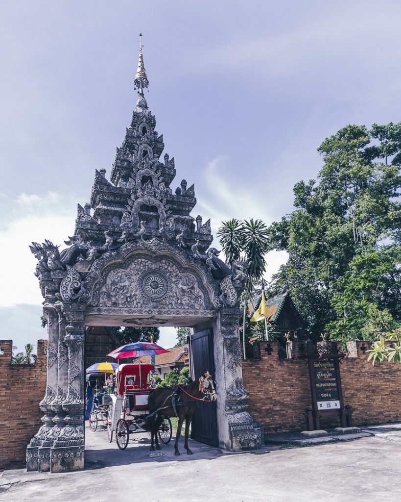 Superbe entrée du Wat Pratu Pong à Lampang, Thailande