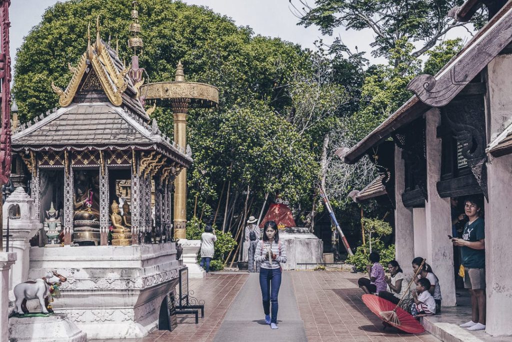 Wat Pha That Lampang Luang - prieres dans le temple