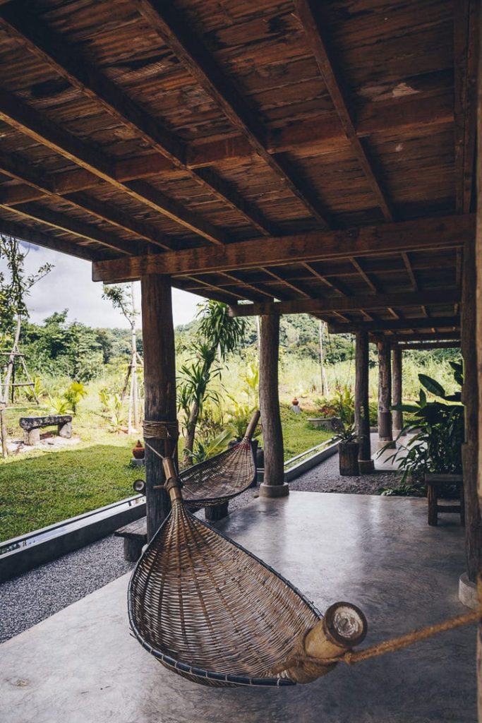 Terrasse extérieure de la Bambuh boutique homestay avec des hammak à disposition des invités