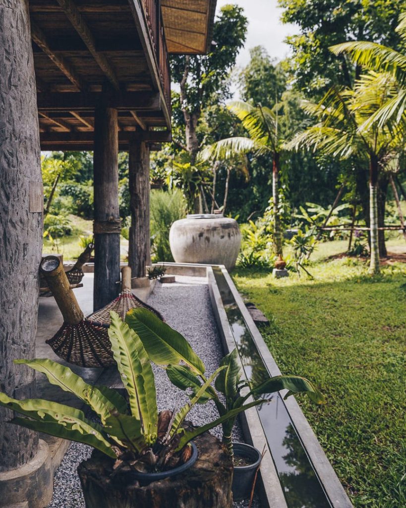 Terrasse verdoyante de la bambuh boutique homestay à chiang Rai